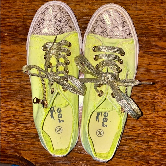 Reeca Sneakers - Picture 1 of 4